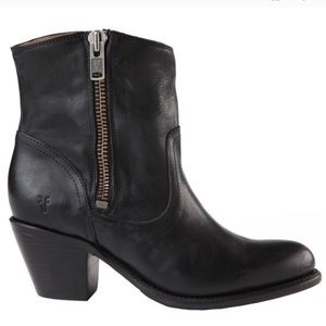 NWOT FRYE Black Leslie Side-Zip Size 8